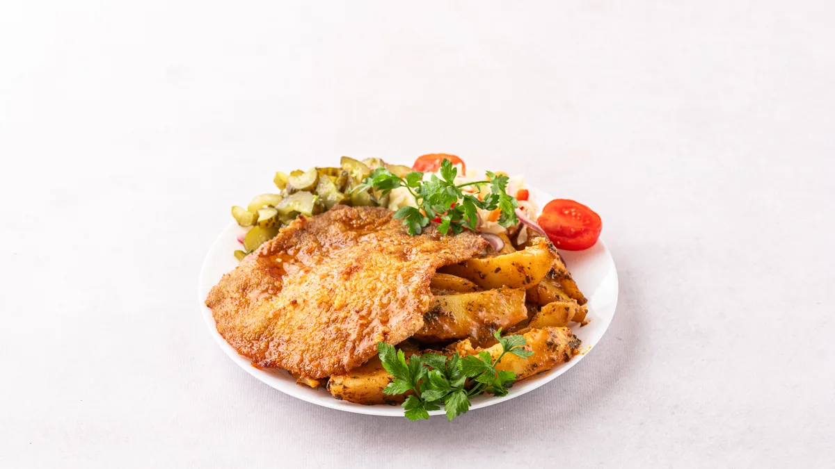 Kotlet schabowy z ziemniakami i surówką