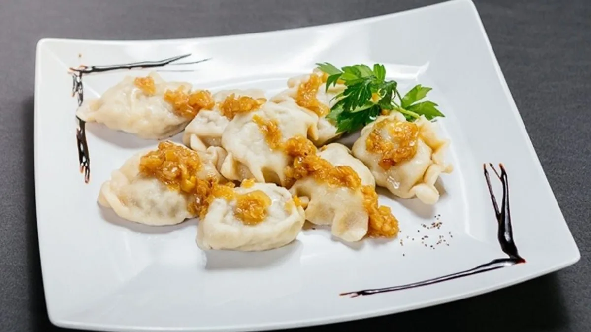 Domowe pierogi ukraińskie (z twarogiem i ziemniakami) ze śmietaną