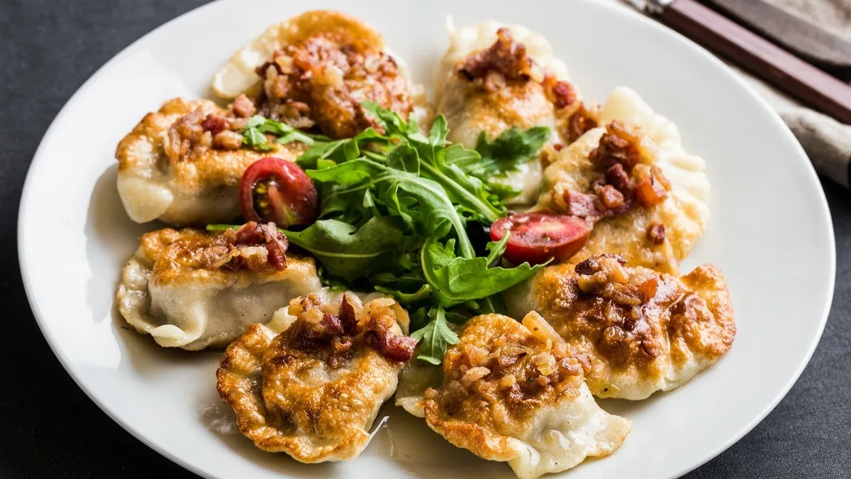 Domowe pierogi z mięsem i okrasą