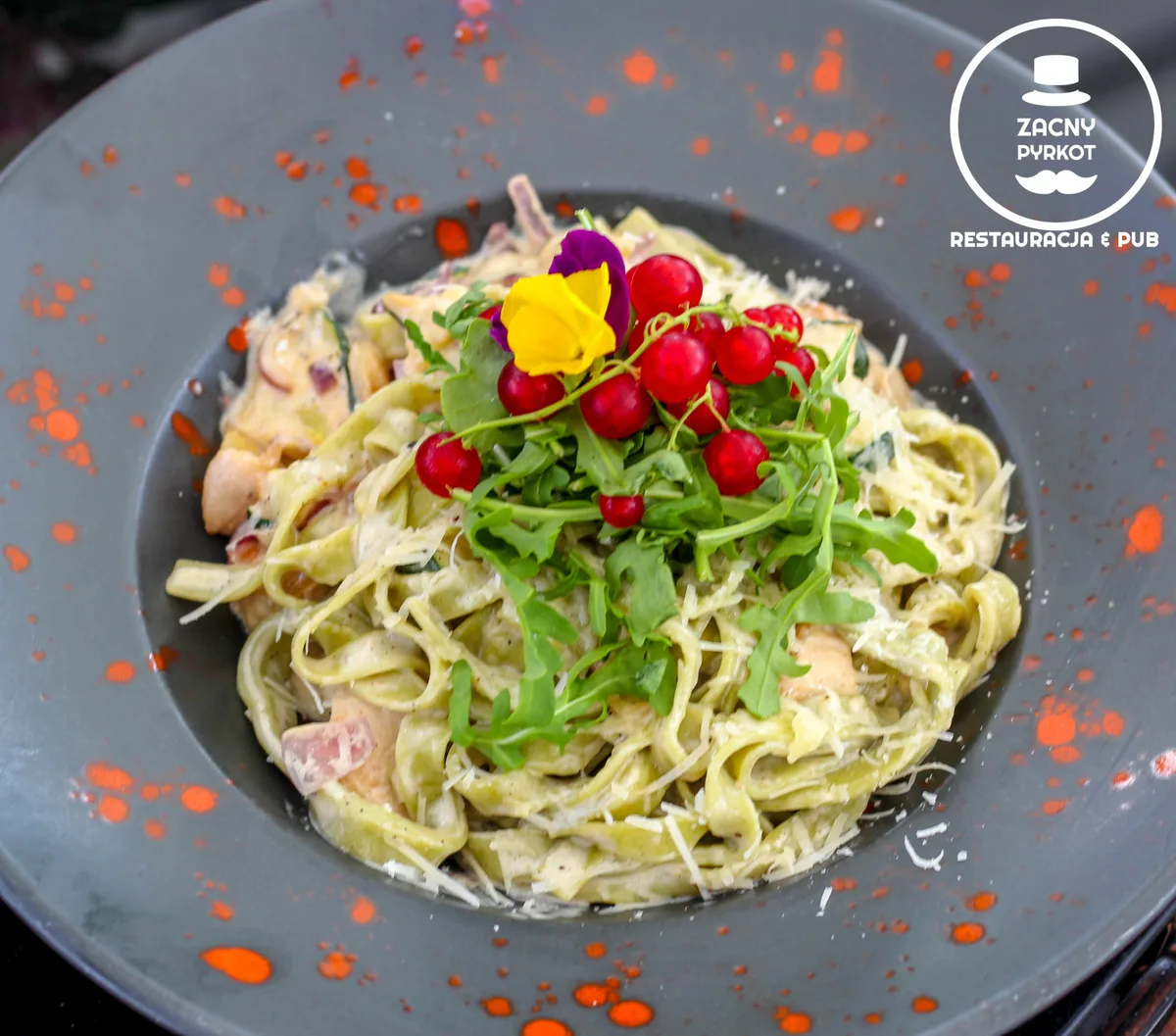 RZEMIEŚLNICZE TAGLIATELLE SZPINAKOWE Z KURCZAKIEM, CUKINIĄ czosnkiem