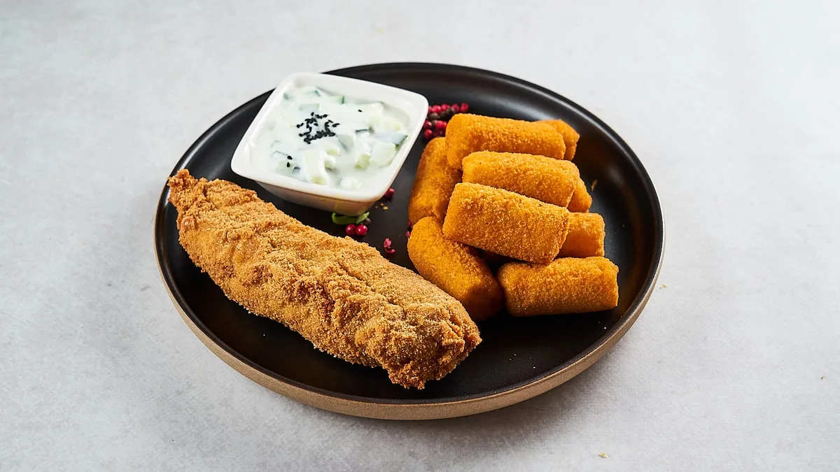 Pileći zagrebački rolani, kroketi od krumpira, tzaziki salata