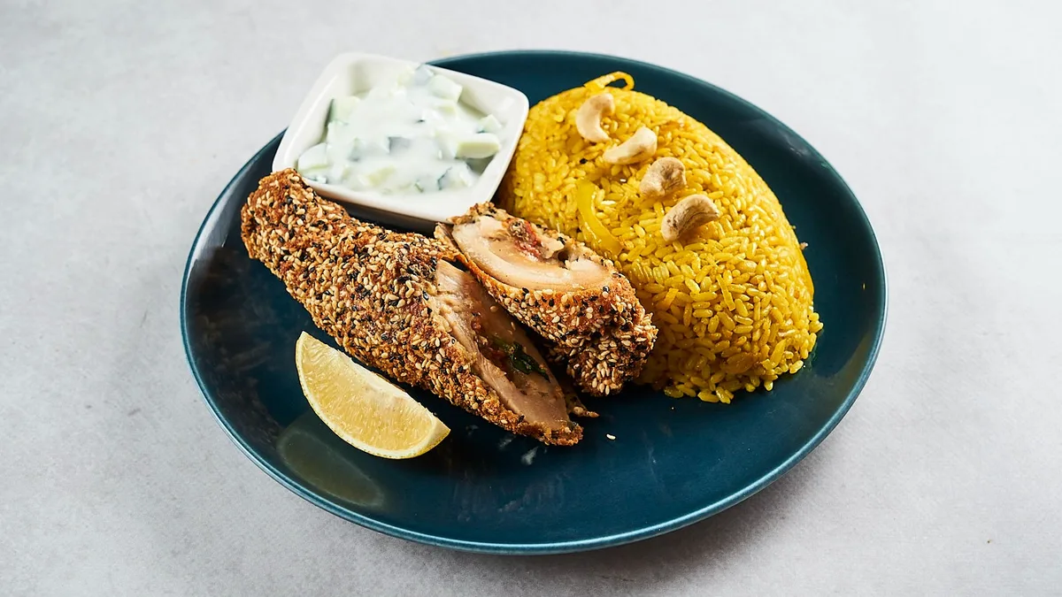 Pileći zagrebački rolani sa sezamom, biryani riža, tzaziki salata