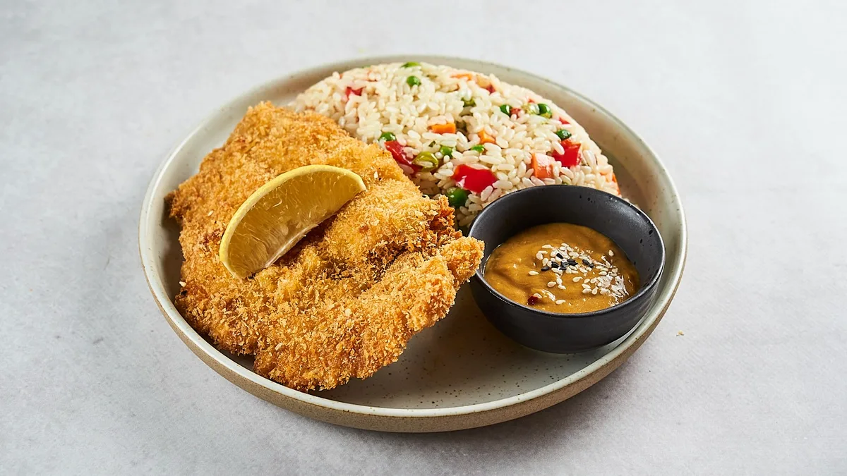 Pileći zagrebački u panko mrvicama, riža s povrćem, honey mustard umak