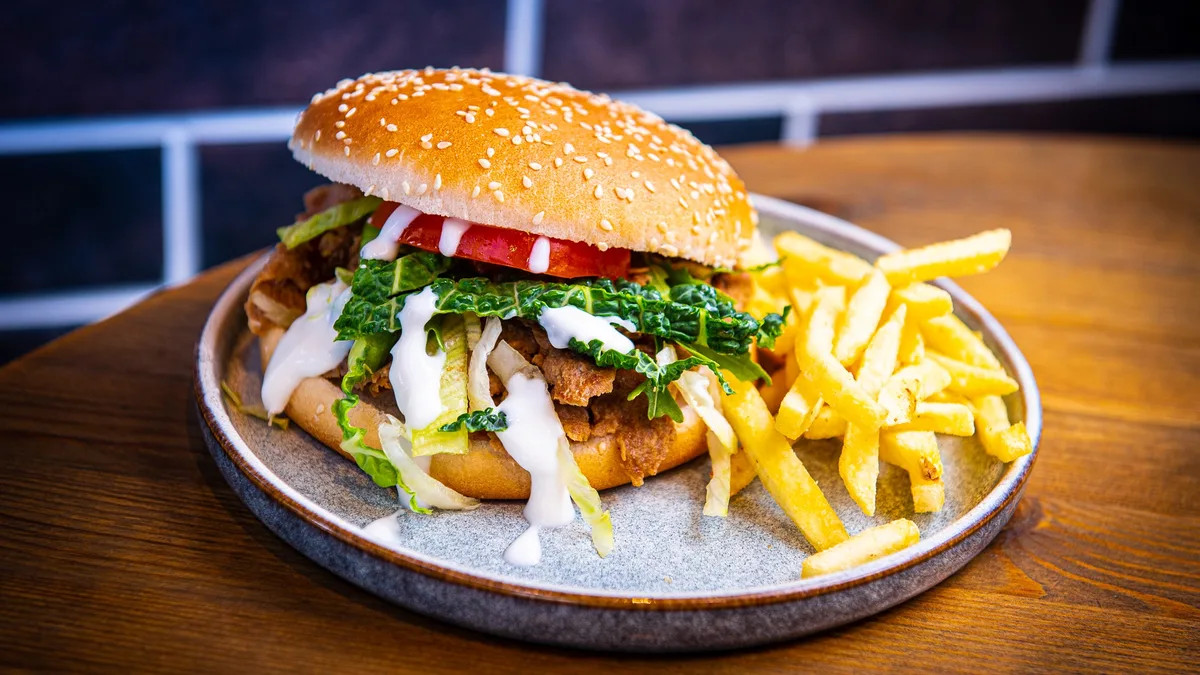 26. Zaiqa Special Burger friikatega