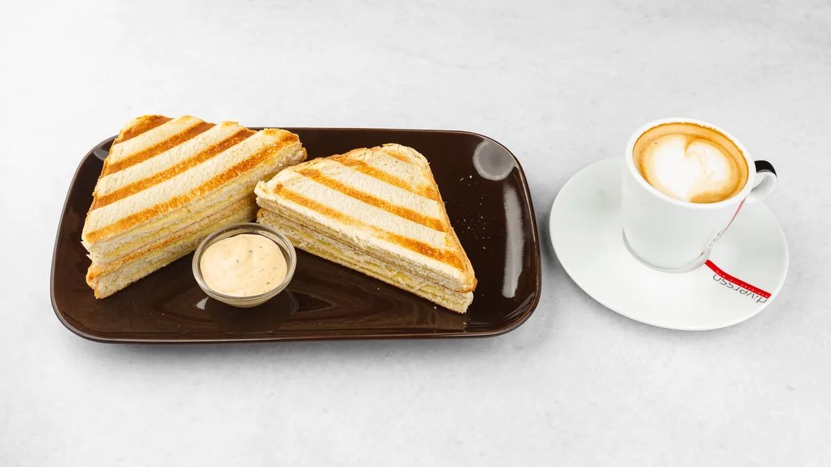 Toast double-triple s sirom in kava po izbiri