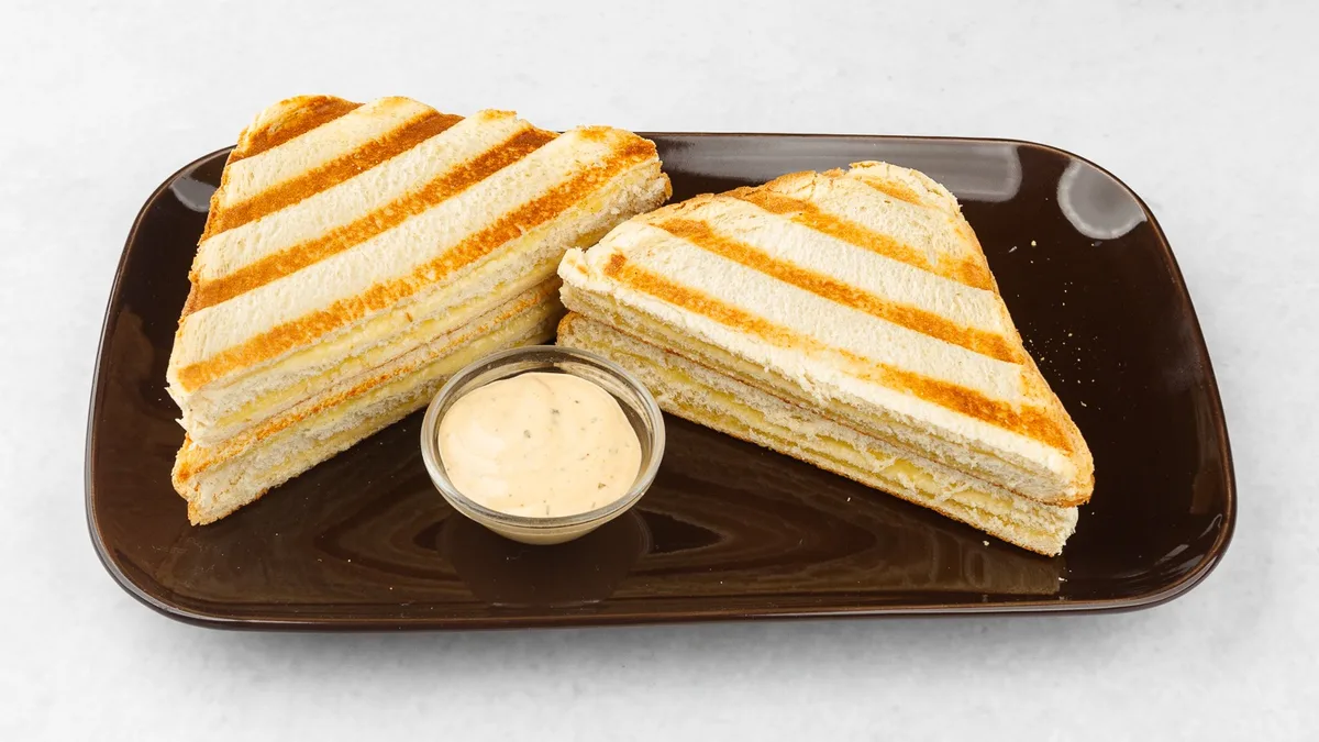 Toast double-triple s sirom