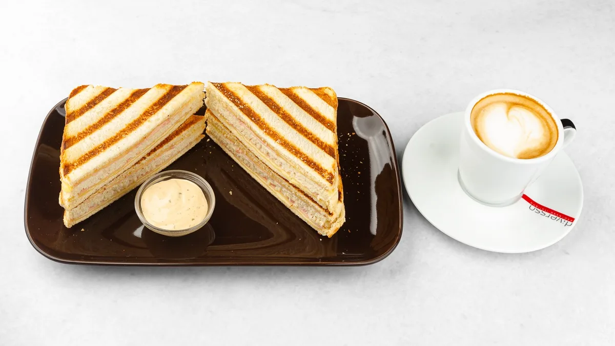 Toast double-triple šunka, sir in kava po izbiri