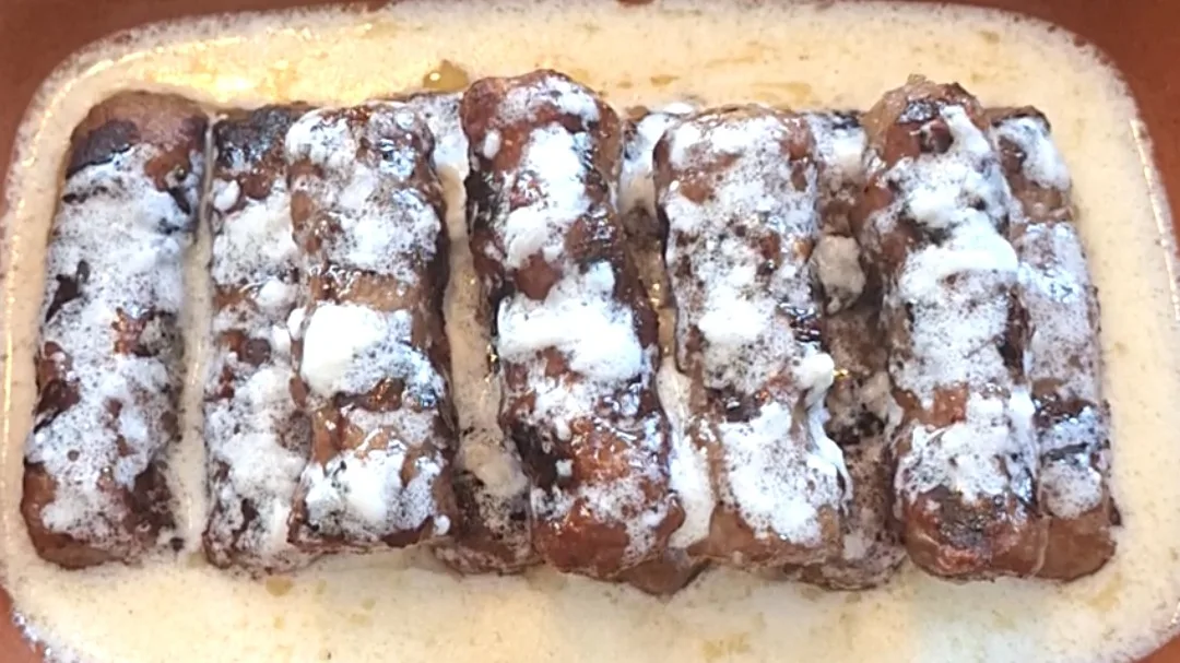 Juneći ćevapi u kajmaku