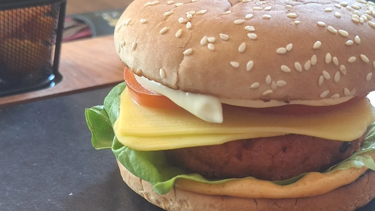 Posni burger + pekarski krompir 100g