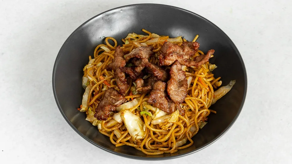 153. Praženi jajčni rezanci z govedino 牛肉炒鸡蛋面