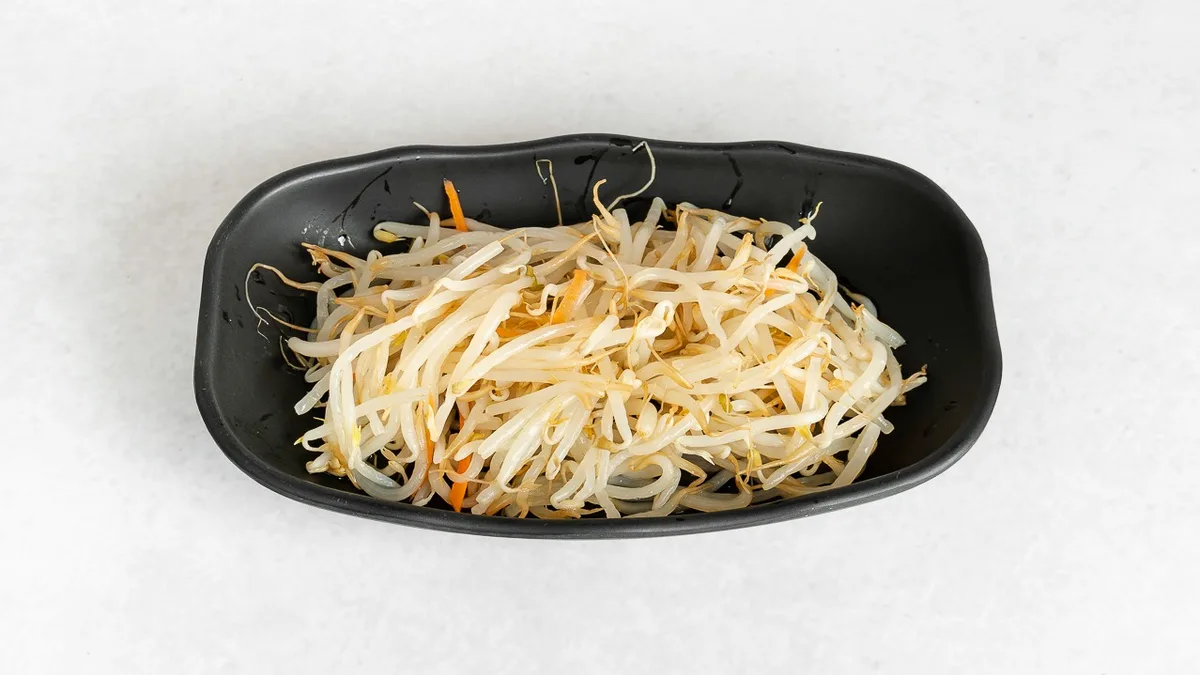 22. Solata iz sojinih kalčkov 豆芽沙拉