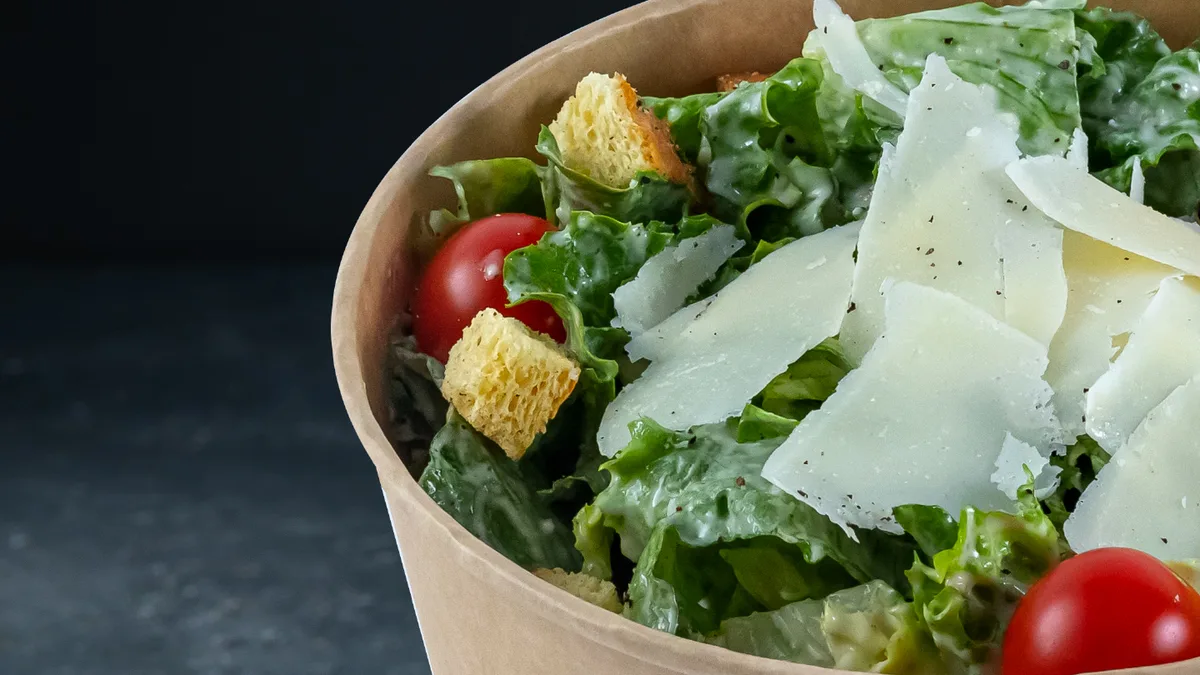 CÉZÁR SALÁTA CREAMY GARLIC ÖNTETTEL ÉS HÁZI KRUTONNAL