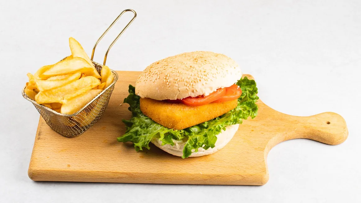 Burger z ocvrtim sirom