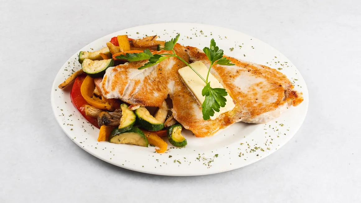 LCHF piščančji zrezek s pečeno zelenjavo, jajcem in maslom