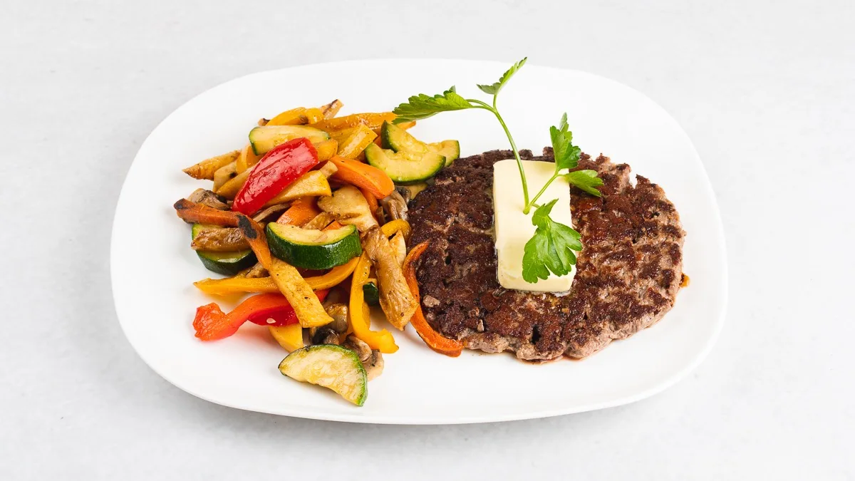 LCHF pleskavica z jajcem in pečeno zelenjavo