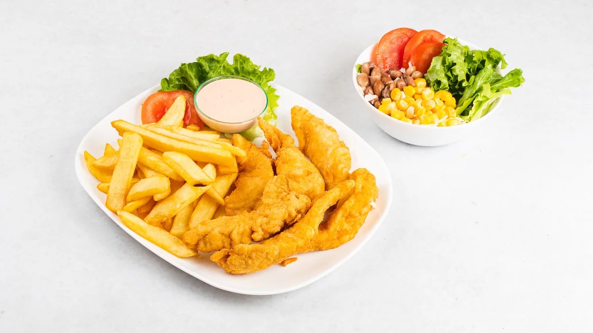 Piščančji fingersi s krompirčkom, hišno omako in solato
