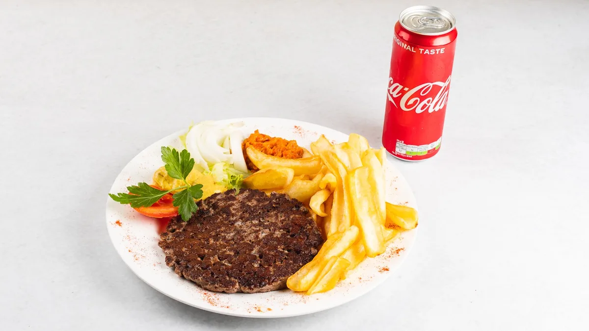 Pleskavica na žaru s krompirčkom, prilogo in Coca-Colo