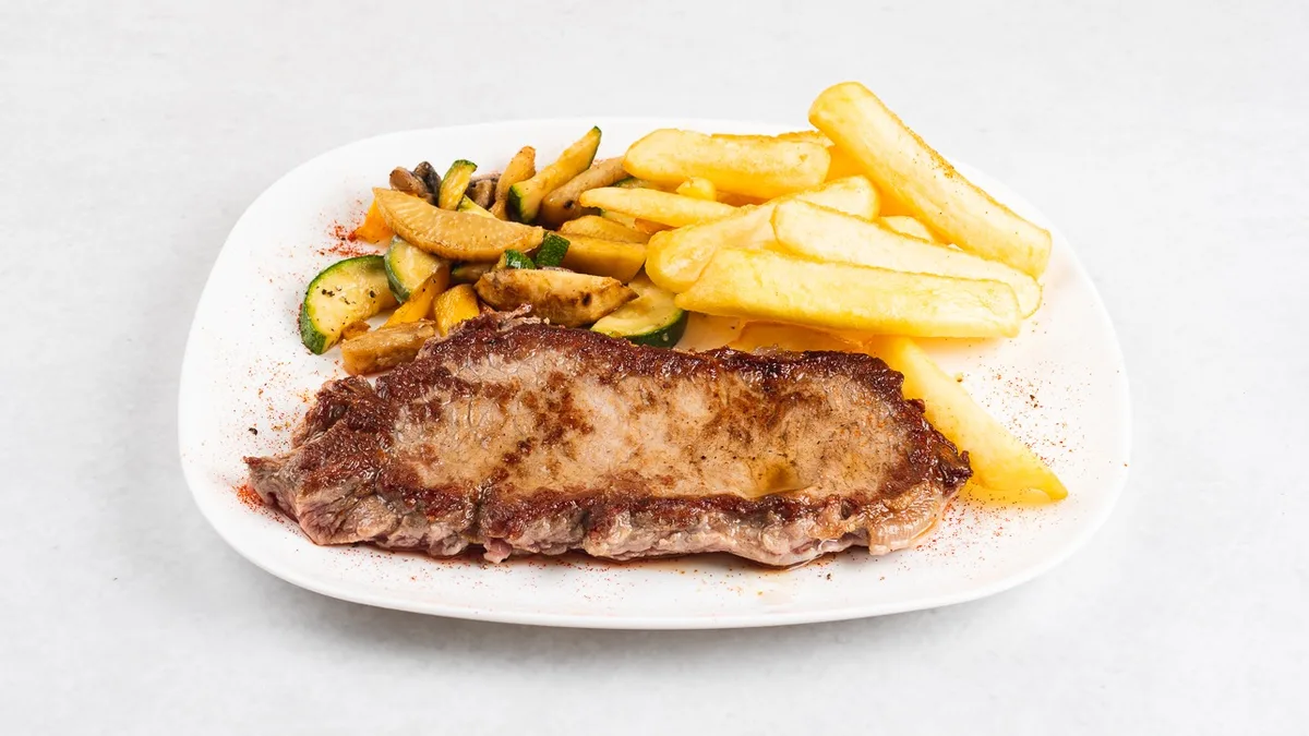 Rumpsteak na žaru s pečeno zelenjavo in krompirčkom