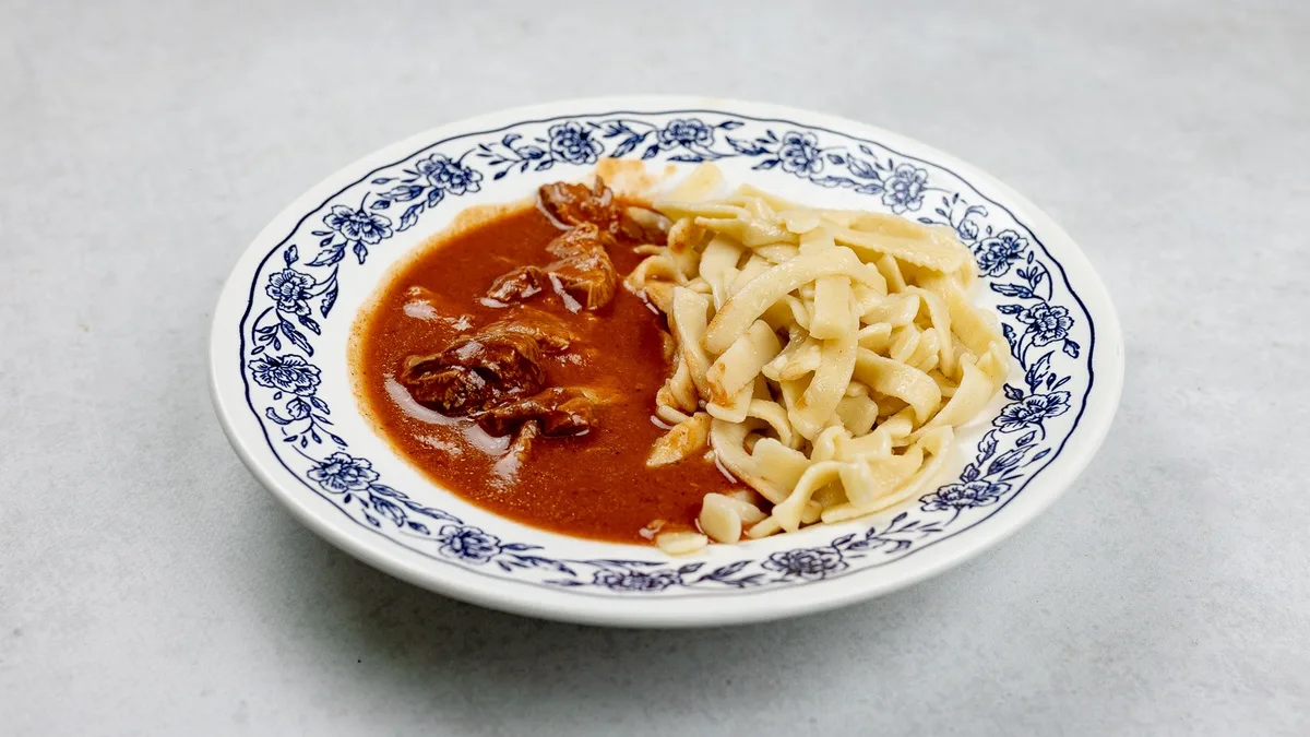 Juneći gulaš s prilogom - family serving (-15%)