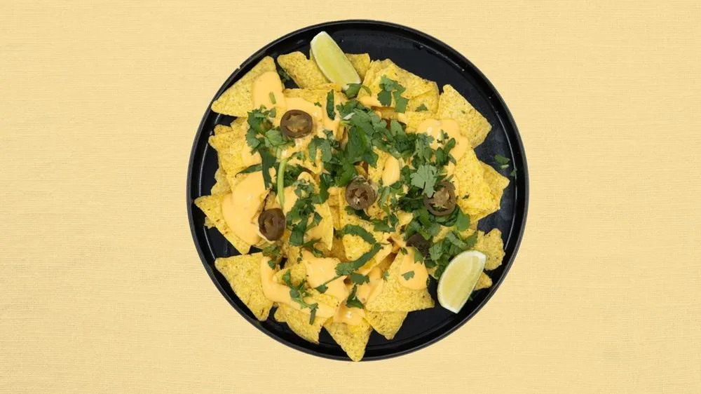 STOR NACHOS and SALSA DE QUESO