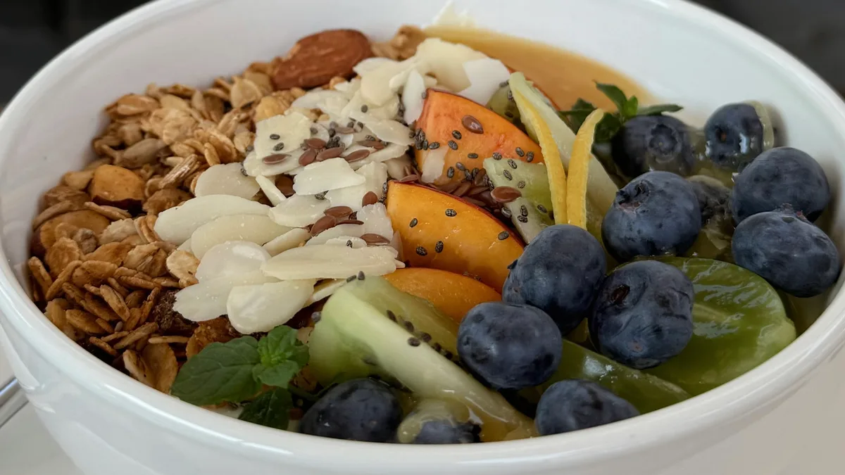 Granola sa biljnim jogurtom i svežim voćem