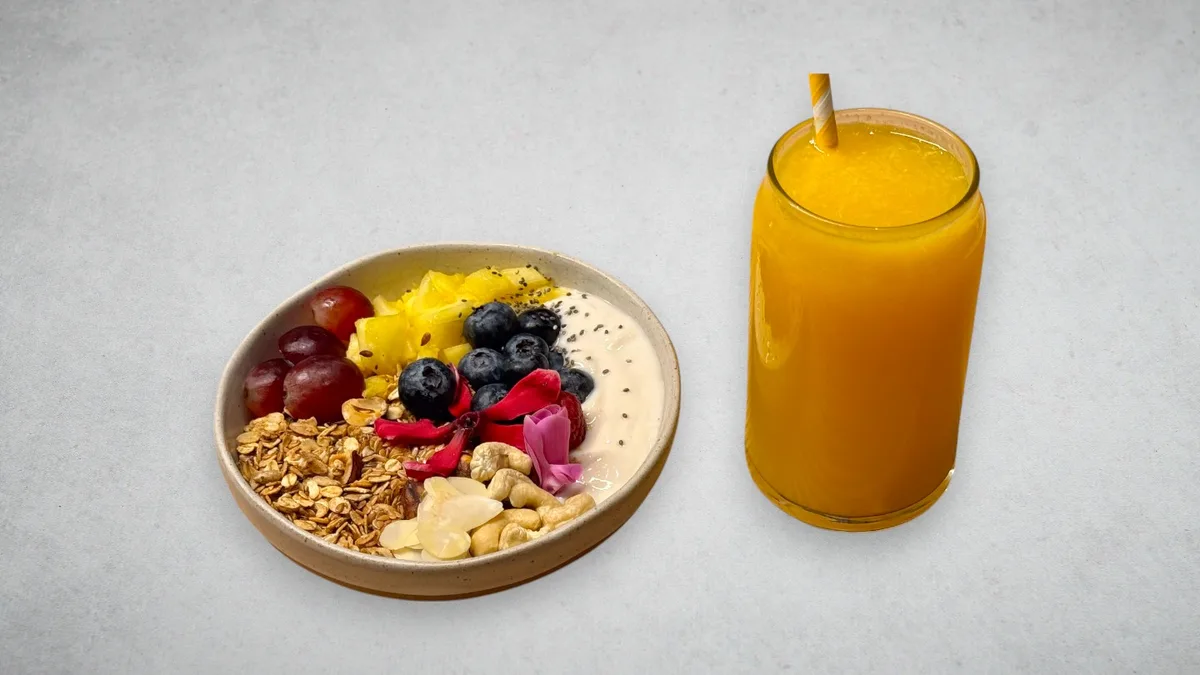 Granola sa voćem and hladno ceđeni sok od narandže