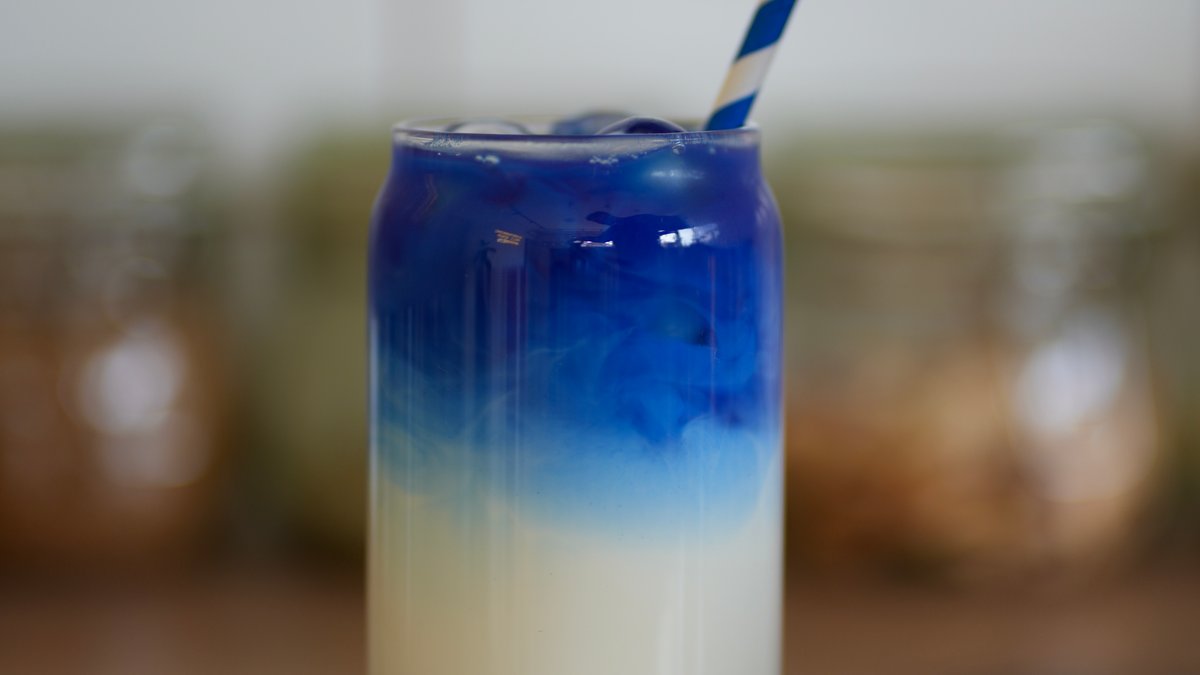 Iced Blue Spirulina latte