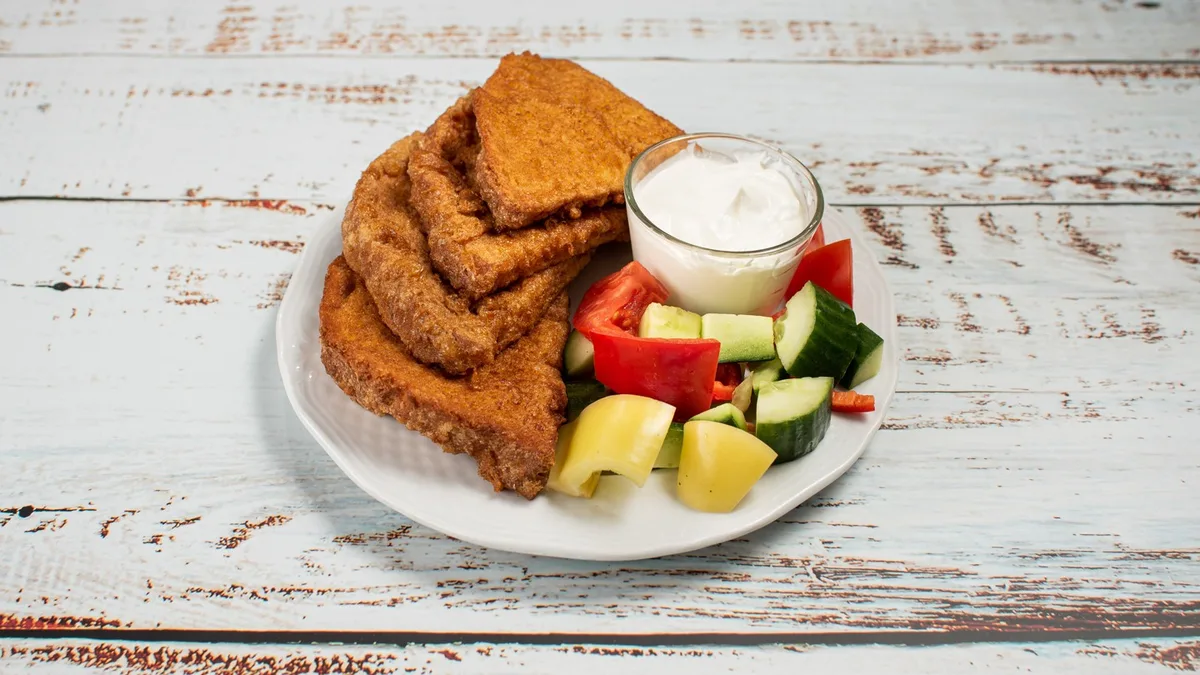 Bundáskenyér tejföllel, zöldségekkel