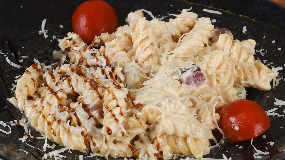 Pasta sa pršutom i gorgonzolom