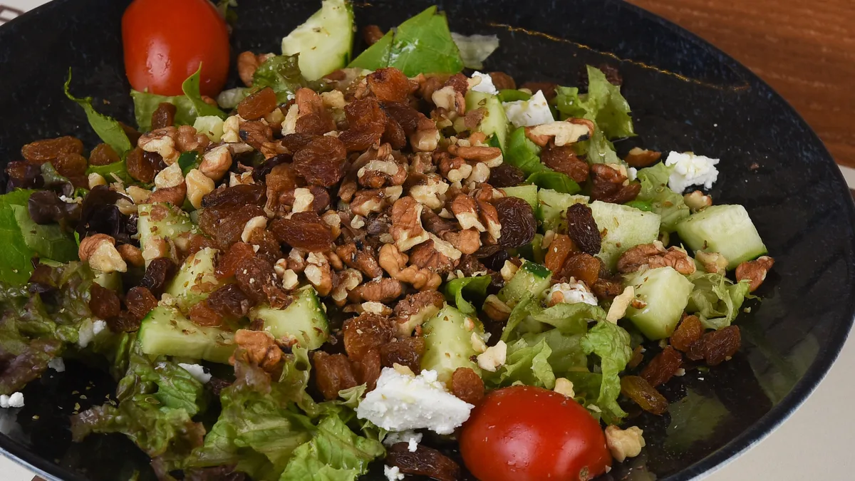 Salata sa kozjim sirom